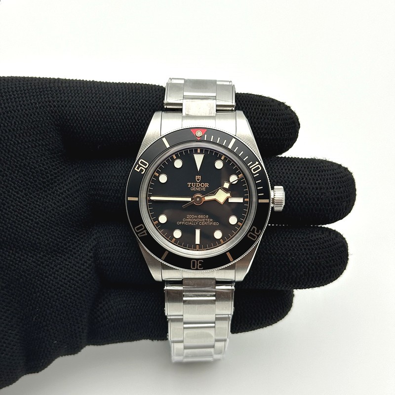 ZF공장 튜더 블랙베이58 스틸 블랙베젤 블랙다이얼 브레이슬릿 HERITAGE BLACK BAY SHIELD 39MM SS  BLACK BEZEL ON SS BRACELET A2824
