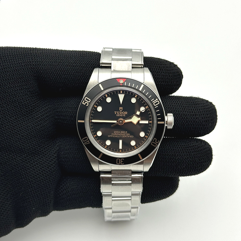 ZF공장 튜더 블랙베이58 스틸 블랙베젤 블랙다이얼 브레이슬릿 HERITAGE BLACK BAY SHIELD 39MM SS  BLACK BEZEL ON SS BRACELET A2824
